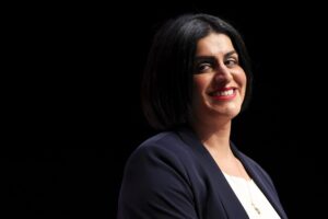 Liverpool (R.Unido), 29 sep (EFE).- El Reino Unido exigirá a los inmigrantes contribuir a la sociedad y a sus comunidades "para ganarse el derecho a permanecer indefinidamente" en el país, anunció este lunes la ministra del Interior, Shabana Mahmood, en el congreso anual del Partido Laborista en Liverpool (noroeste de Inglaterra). EFE/EPA/ADAM VAUGHAN