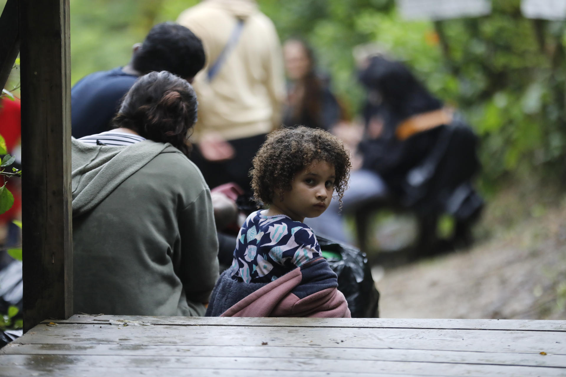 Una niña fue captada el pasado 30 de agosto al descansar junto a su familia durante un recorrido de migrant en zona selvática de Sapzurro (Chocó, Colombia). EFE/Juan Diego López