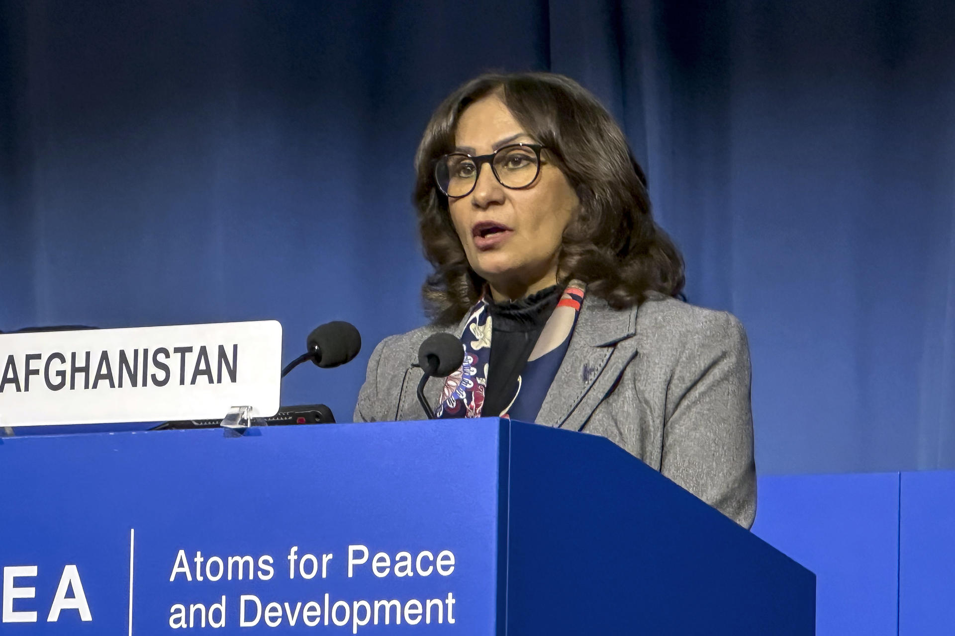 Manizha Bakhtari, la última mujer embajadora de Afganistán en Viena, asistió la pasada semana a la 69ª Conferencia General del Organismo Internacional de Energía Atómica (OIEA) en Viena. EFE/ Núria Morchón