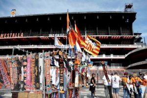 Vista de los aficionados antes de entrar al estadio de Mestalla en foto de achivo de Ana Escobar. EFE
