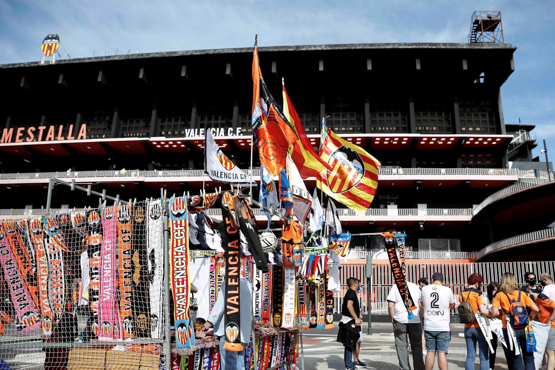 Vista de los aficionados antes de entrar al estadio de Mestalla en foto de achivo de Ana Escobar. EFE
