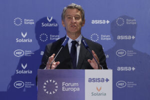 El presidente del PP, Alberto Núñez Feijóo, presenta al alcalde de Madrid, José Luis Martínez-Almeida, en un desayuno informativo, este lunes, en un hotel madrileño. EFE/ J.J. Guillén