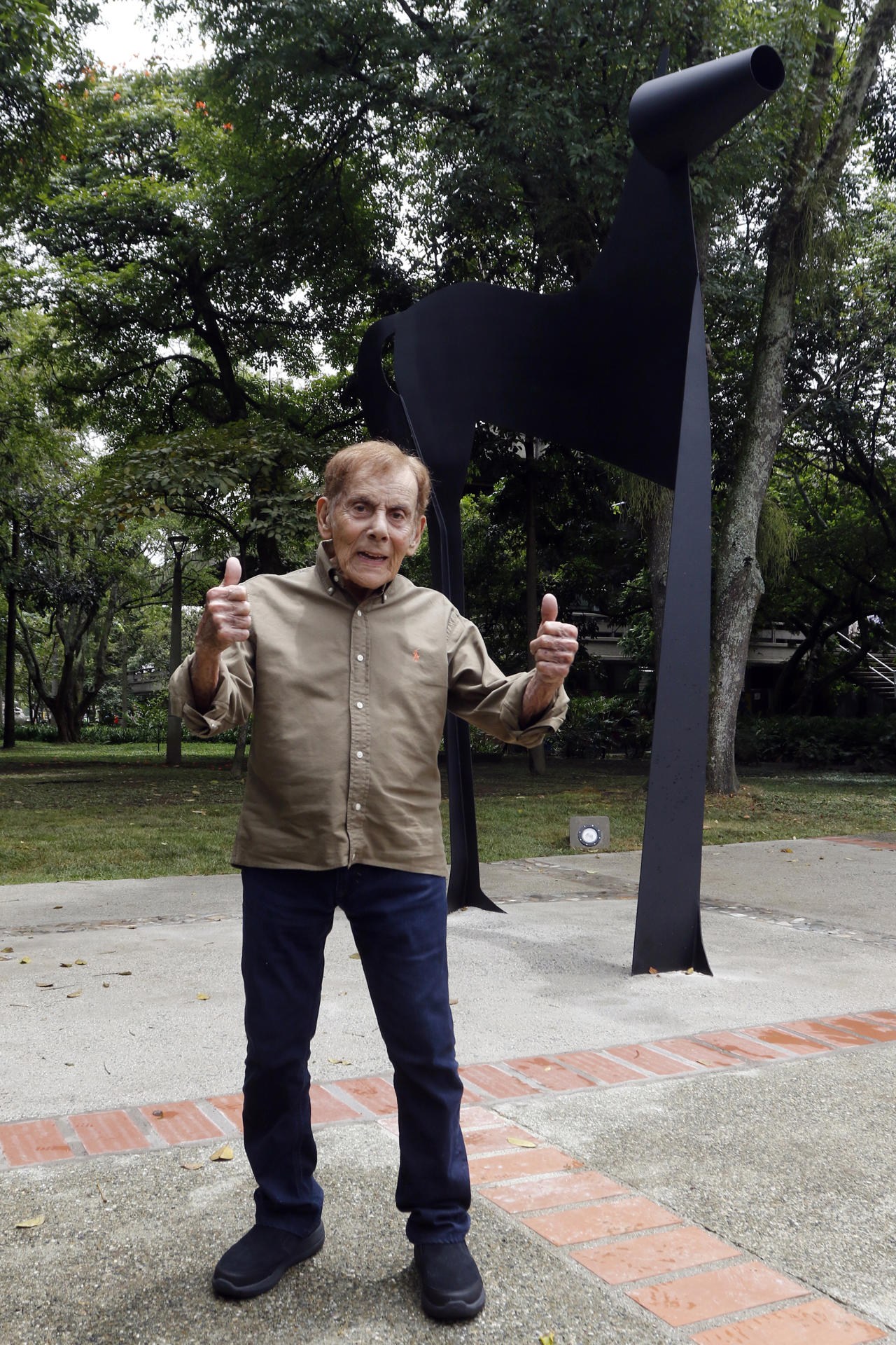 El artista colombiano David Manzur posa durante la ceremonia de entrega de su escultura ‘Caballo al viento' este 4 de septiembre de 2025, en Medellín (Colombia). EFE/STR