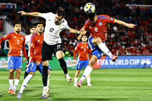 Felipe Loyola (d), de Chile, disputa el balón con Matías Viña, de Uruguay en un partido por las eliminatorias a la Copa Mundial 2026 entre Chile y Uruguay en el estadio Julio Martínez Prádanos, en Santiago (Chile). EFE/ Osvaldo Villarroel