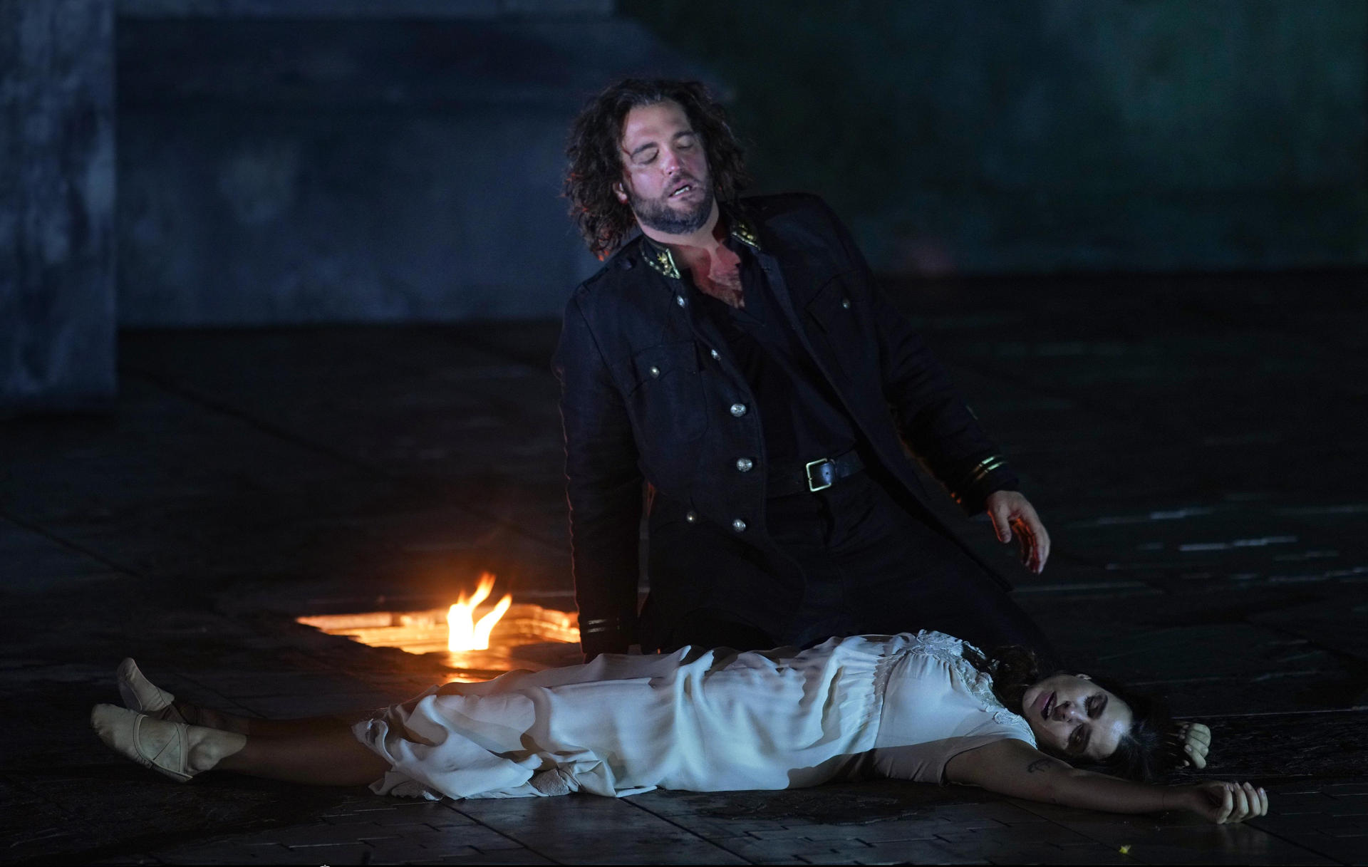El Teatro Real abre la temporada este viernes con 'Otello', de Verdi, una reposición de la producción que estrenó en 2016 y que se enmarca en el homenaje que el coliseo madrileño rinde a William Shakespeare en el 410 aniversario de su fallecimiento, y que es uno de los ejes de la programación de este año. La apertura de temporada tiene dos alicientes musicales destacados para los aficionados, ya que Nicola Luisotti, uno de los grandes expertos en el repertorio verdiano, dirigirá la orquesta, y el tenor Brian Jagde debutará en el papel protagonista. EFE/ Teatro Real/javier Del Real SOLO USO EDITORIAL/SOLO DISPONIBLE PARA ILUSTRAR LA NOTICIA QUE ACOMPAÑA (CRÉDITO OBLIGATORIO)