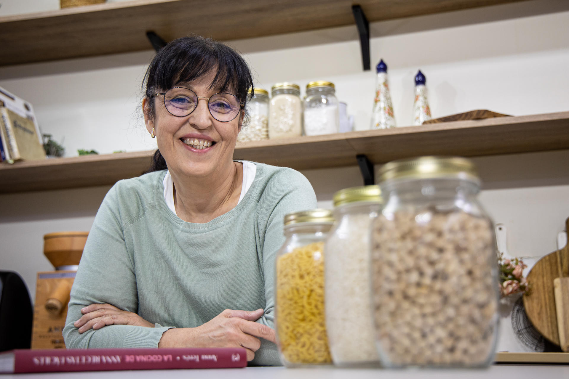 Tras publicar centenares de recetas desde que abrió un blog de cocina hace once años y contar con más de 18 millones de seguidores en sus redes sociales, Anna Terés ha escogido 376 platos para su segundo libro, que propone elaboraciones sencillas, con ingredientes básicos de despensa o que se pueden encontrar en cualquier supermercado. EFE/ Raquel Manzanares
