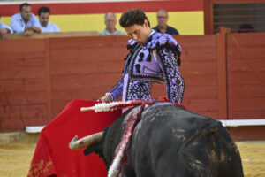 El diestro peruano Andrés Roca Rey reaparece en los ruedos este martes, en la plaza de toros de Palencia, en su tradicional corrida goyesca, tras la lesión sufrida en Bilbao el pasado 21 de agosto. EFE/ Almudena Álvarez