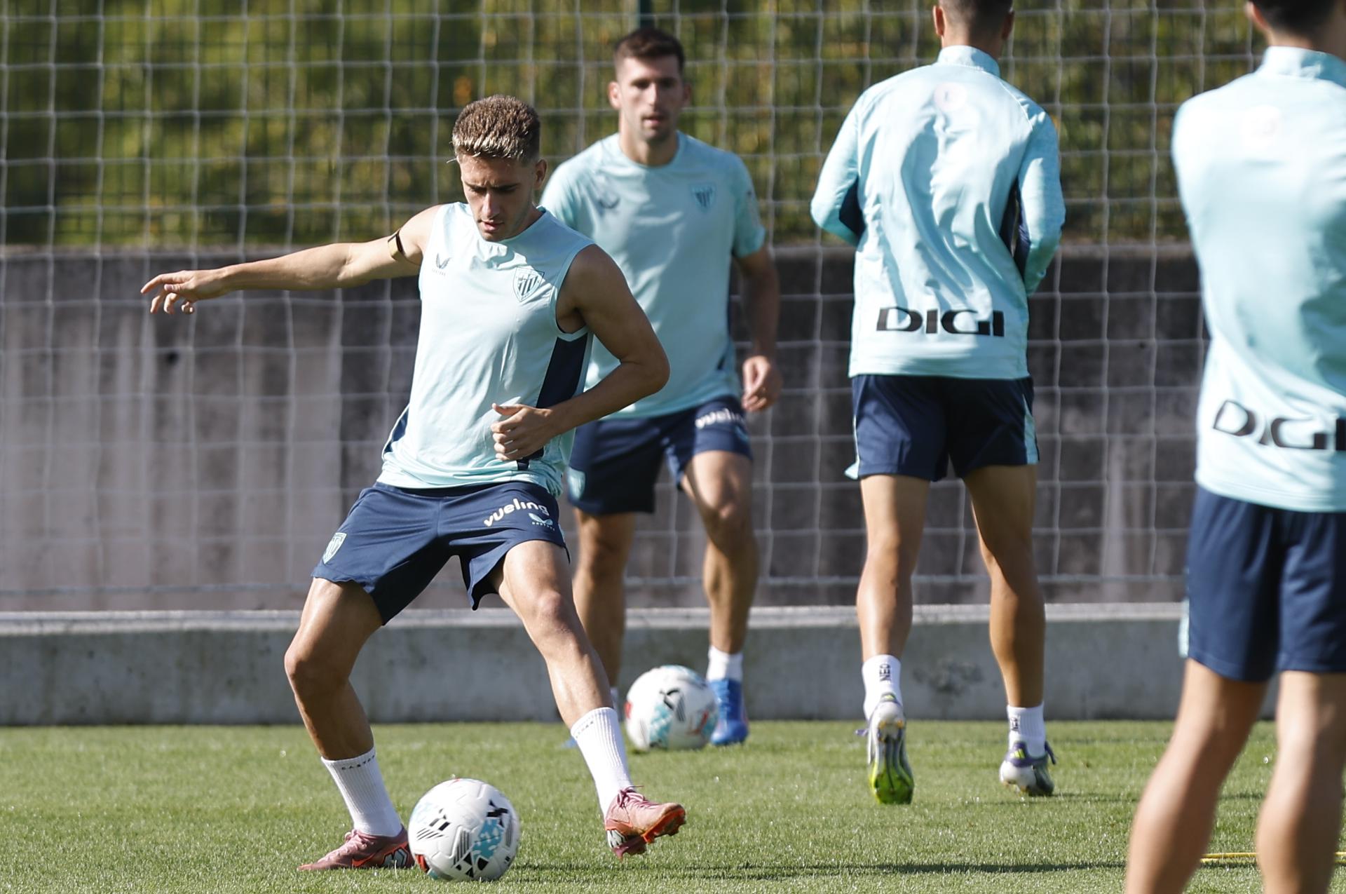 Robert Navarro (i) durante el entrenamiento que el Athletic Club de Bilbao ha celebrado este jueves para preparar el encuentro de Liga del próximo sábado contra el Alavés en San Mamés. EFE/ Miguel Toña
