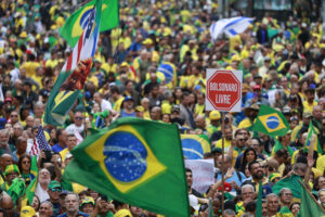 Simpatizantes del expresidente de Brasil, Jair Bolsonaro, participan en una manifestación este domingo, en la ciudad de São Paulo (Brasil). EFE/ Sebastiao Moreira