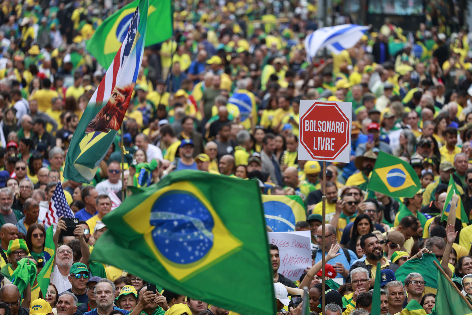Simpatizantes del expresidente de Brasil, Jair Bolsonaro, participan en una manifestación este domingo, en la ciudad de São Paulo (Brasil). EFE/ Sebastiao Moreira
