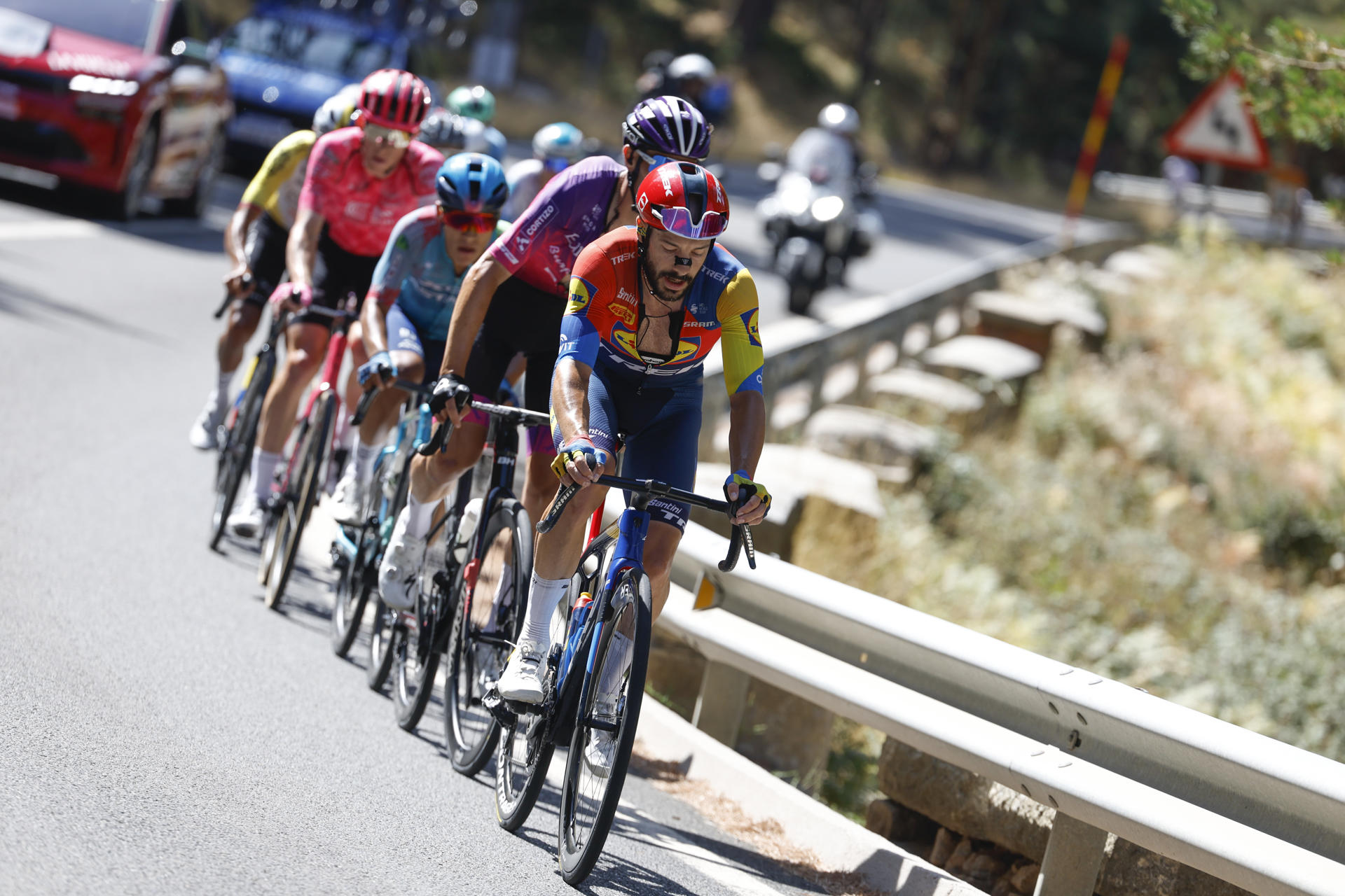 El pelotón durante la vigésima etapa de La Vuelta a España disputada este sábado entre las localidades madrileñas de Robledo de Chabela y el Puerto de Navacerrada con un recorrido de 165.6 km. EFE/ Javier Lizón
