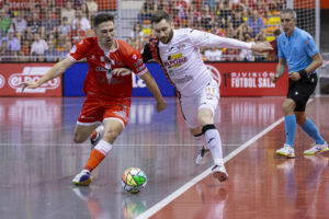 El jugador del Jimbee Costa Cálida, Pablo Ramirez (i), disputa el balón ante el jugador del Pozo Murcia, Gadeia, durante el cuarto partido de la final de la pasada Liga de Primera División de fútbol sala. EFE/Marcial Guillén