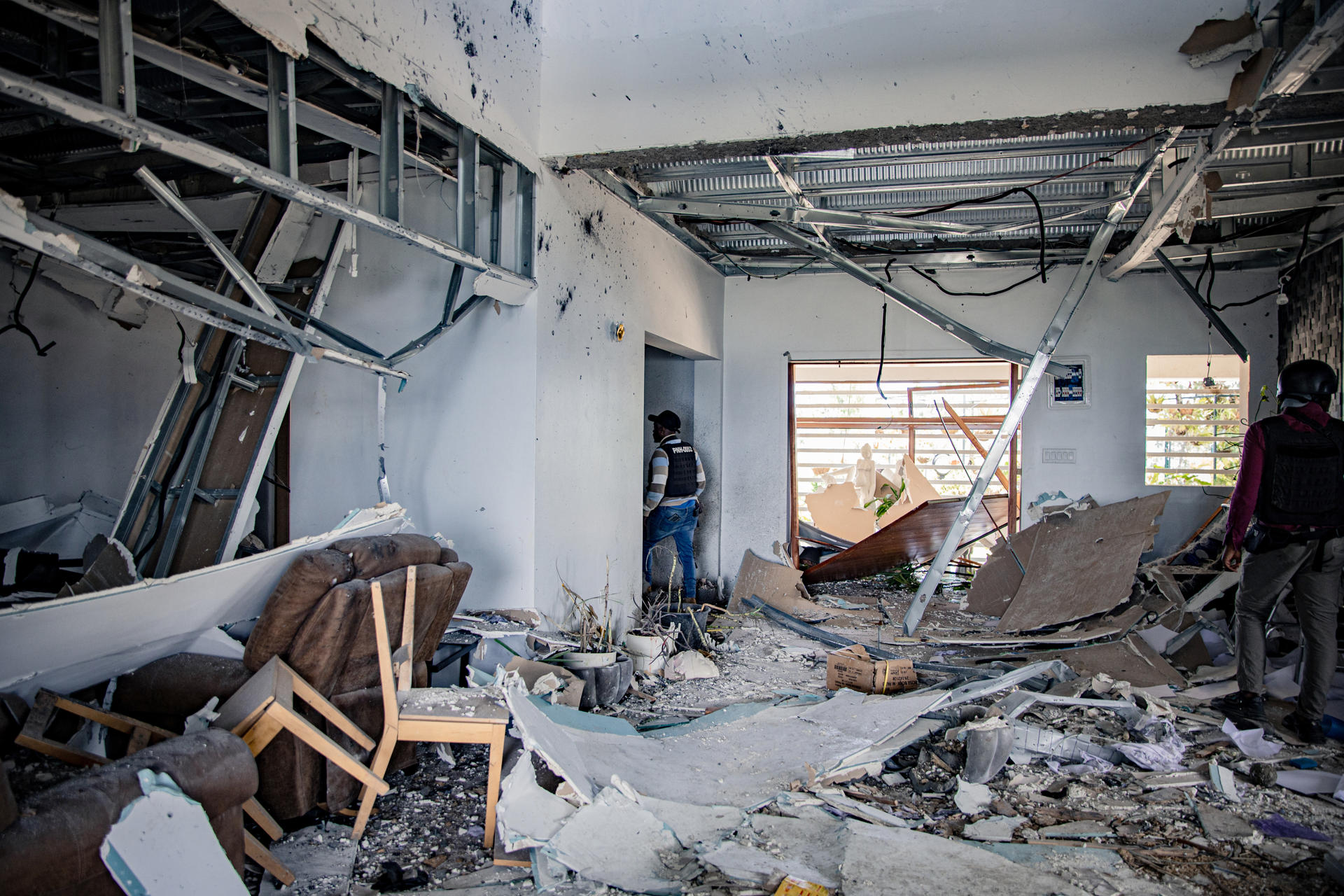 Fotografía que muestra a integrantes de la Policía de Haití recorriendo la residencia que había sido ocupada por 'Didi', líder de una banda, y que fue atacada con drones en Puerto Príncipe (Haití). EFE/ Mentor David Lorens