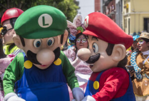 Payasos disfrazados de Mario Bros. EFE Archivo/ Esteban Biba