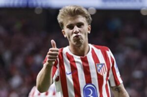 Pablo Barrios celebra el 1-0 ante el Villarreal. EFE/Sergio Pérez.