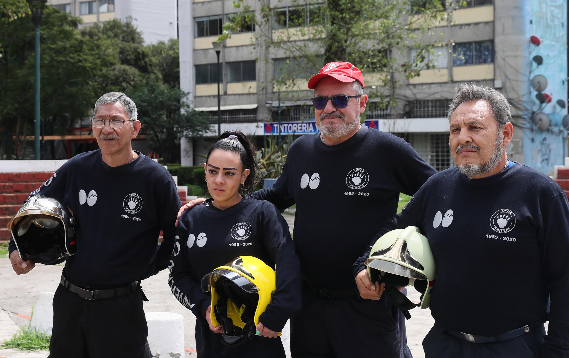 Desde la izquierda, los rescatistas 'Topos' Luis Vázquez, Marlene Monserrat, Rafael López y Miguel Correa posan durante una entrevista con EFE este viernes, en Ciudad de México (México). EFE/ Mario Guzmán