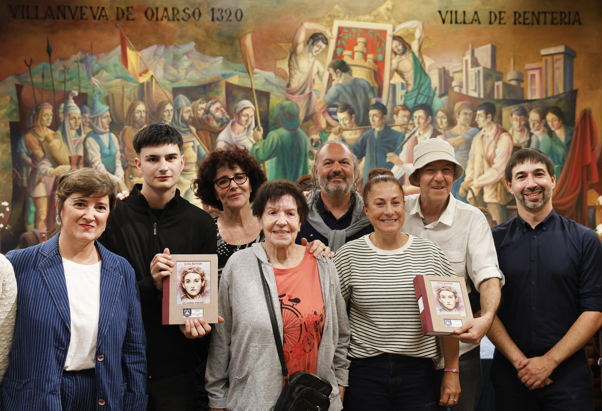Errenteria ha homenajeado este jueves a Elisa Beltrán, vecina de la localidad guipuzcoana asesinada por su marido en 1948, en un acto al que han asistido su hija, María Eugenia Castellano (c), y miembros de tres generaciones de sus familia llegados de Argentina, que han recibido emocionados un abrazo que se ha hecho extensivo a todas las víctimas de la violencia machista. EFE/Juan Herrero.