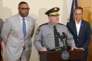 Captura de video tomada de la red social X, de la cuenta @GovernorShapiro, del gobernador de Pensilvania, Josh Shapiro, en la que se ve al coronel de la Policía estatal de Pensilvania, Christopher Paris (c), hablando durante una rueda de prensa este miércoles, en Pensilvania (Estados Unidos). EFE/ @governorshapiro