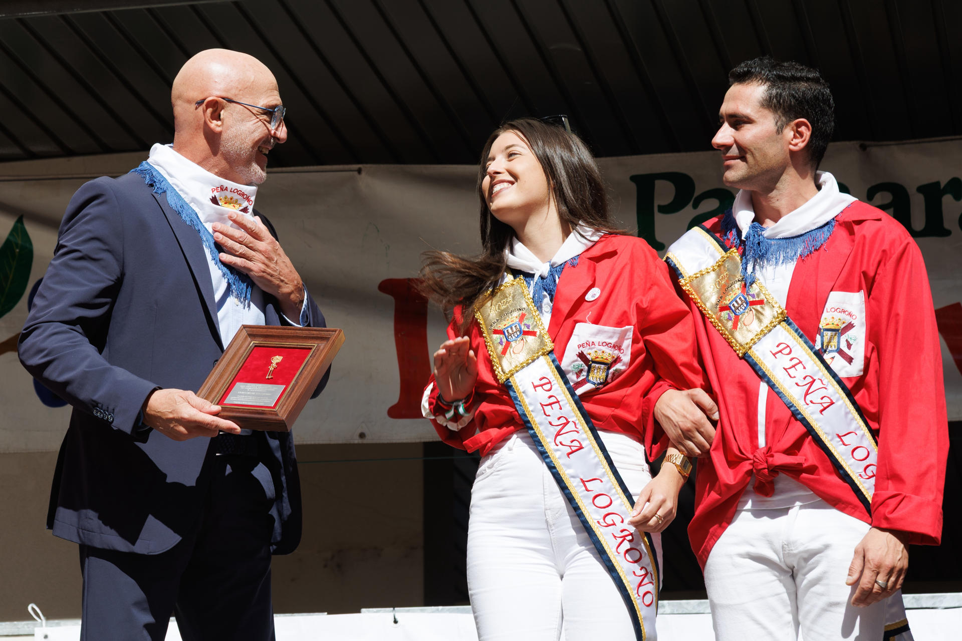El seleccionador nacional de fútbol, Luis de la Fuente, ha sido reconocido con las llaves de oro del chamizo de la Peña Logroño, un reconocimiento que entrega esta entidad a personas o entidades que se hayan significado como logroñeses o riojanos.EFE/Fernando Díaz
