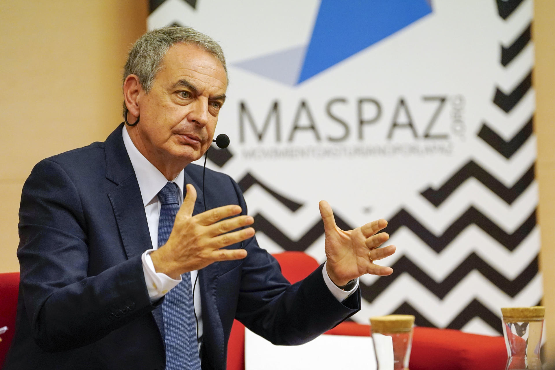 El expresidente del Gobierno José Luis Rodríguez Zapatero participa en una jornada sobre políticas de diversidad e inclusión organizada por la ONGD 'Maspaz', este martes en Oviedo. EFE/ Paco Paredes