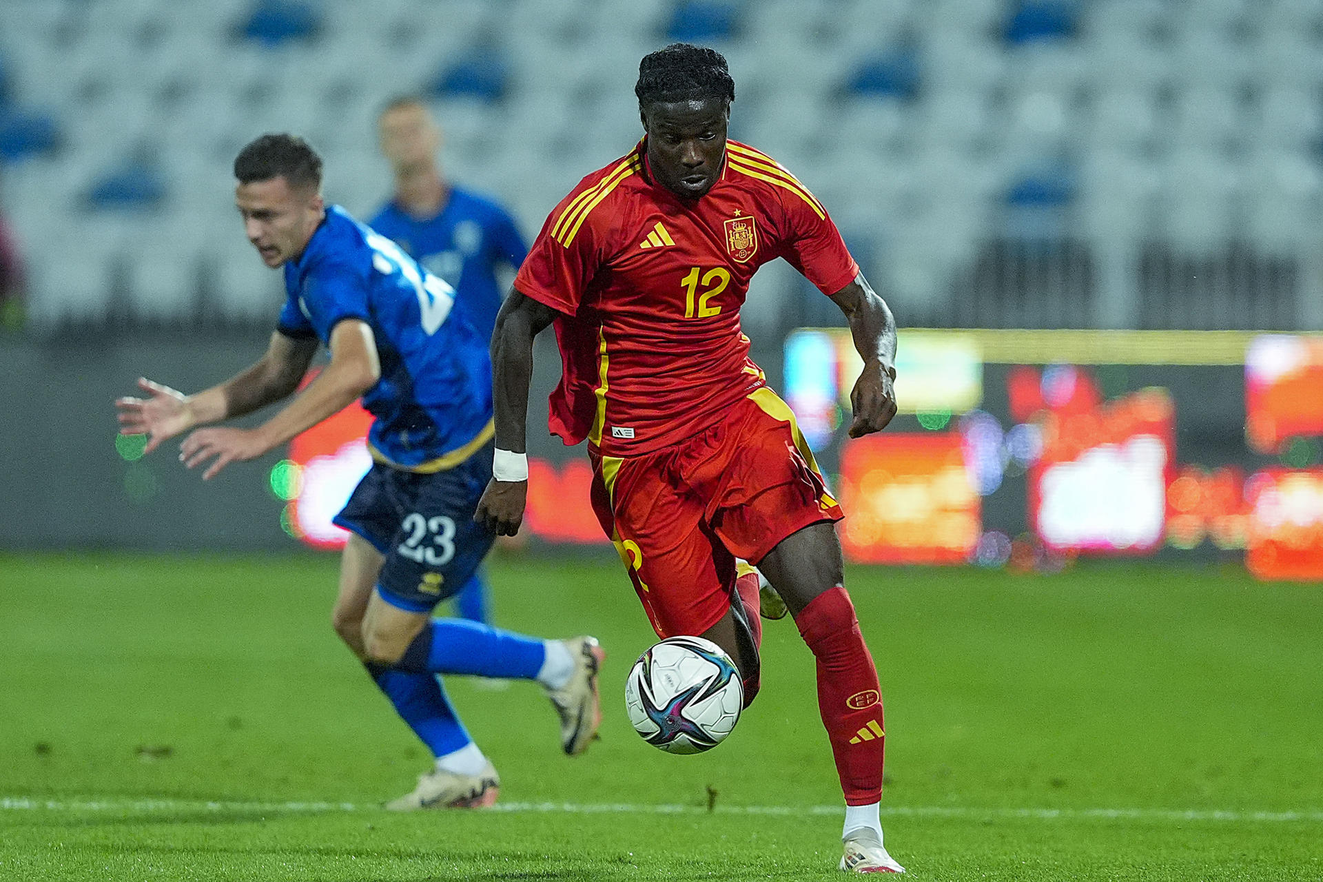 El delantero de la selección española de fútbol sub-21 Eliezer Mayenda (d) se escapa de Medin Gashi, de la selección de Kosovo, durante el partido de la fase de clasificación del próximo Europeo sub-21 que los dos combinados nacionales juegan este martes en el estadio Fadil Vokrri, en Pristina. EFE/RFEF/Acero