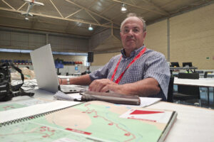 José Enrique Cima (Lugones, 73 años), profesional del ciclismo entre 1976 y 1982, destacó en el pelotón español como uno de los mejores escaladores de su época, y actualmente vive el ciclismo desde el periodismo. Sus vivencias y anécdotas podrían llenar muchas enciclopedias. Entre todas, dos muy especiales. "Yo gané a Merckx e Hinault". EFE/ Carlos De Torres