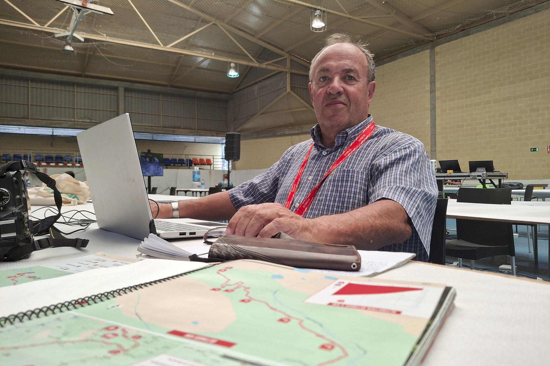 José Enrique Cima (Lugones, 73 años), profesional del ciclismo entre 1976 y 1982, destacó en el pelotón español como uno de los mejores escaladores de su época, y actualmente vive el ciclismo desde el periodismo. Sus vivencias y anécdotas podrían llenar muchas enciclopedias. Entre todas, dos muy especiales. "Yo gané a Merckx e Hinault". EFE/ Carlos De Torres