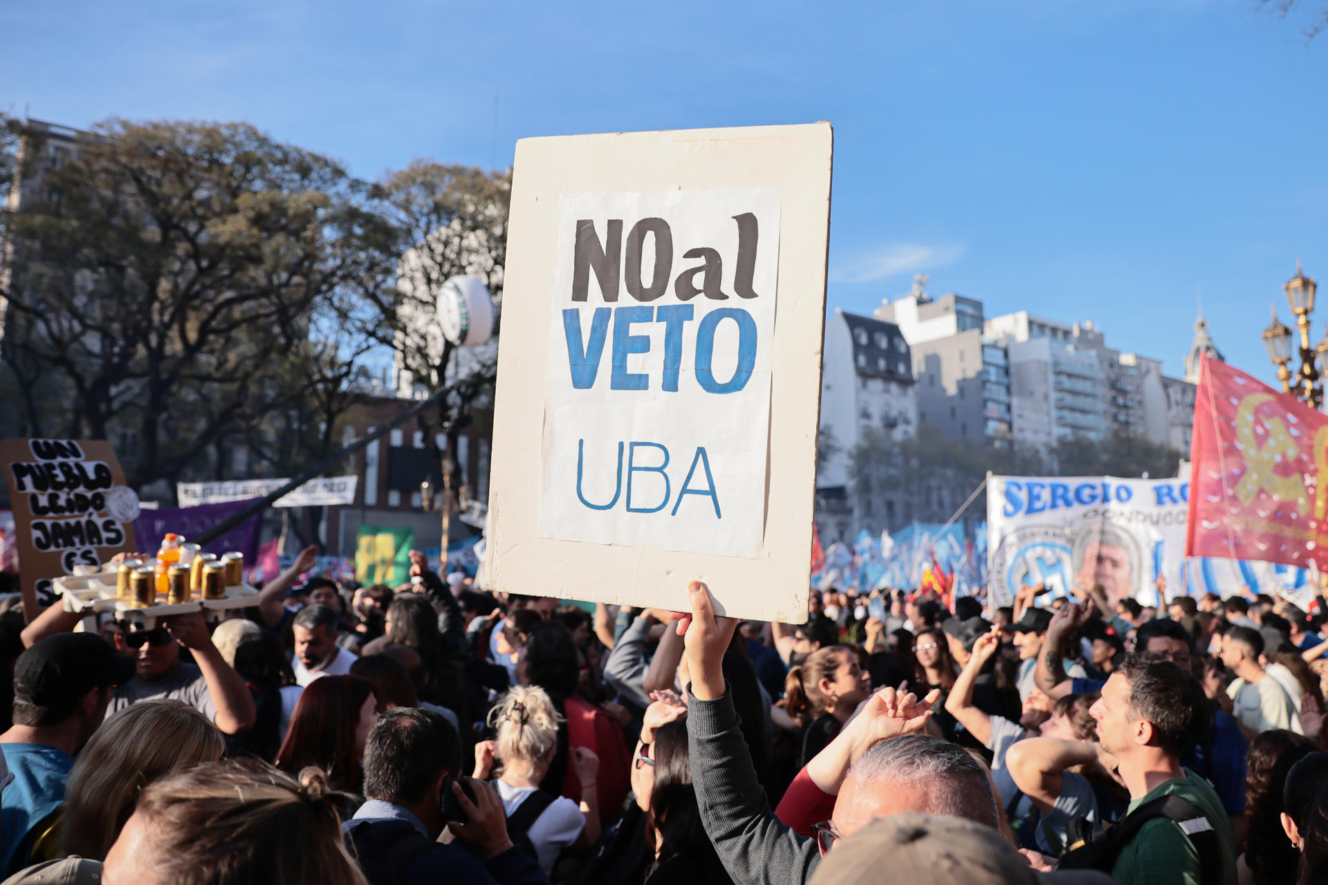Personas festejan la anulación de los vetos presidenciales a la emergencia pediátrica y al financiamiento universitario este miércoles, en Buenos Aires (Argentina). EFE/ STR

