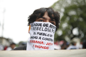 Una persona participa durante una manifestación este lunes, en San Salvador (El Salvador). EFE/ Rodrigo Sura