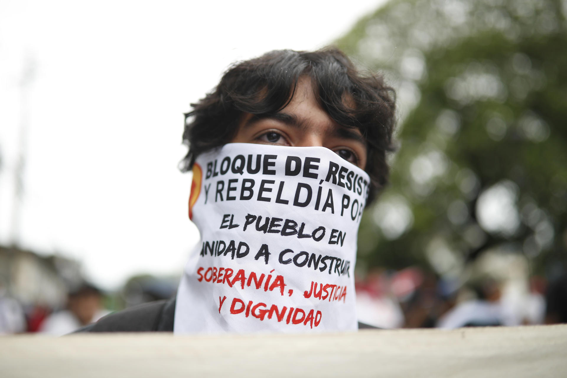 Una persona participa durante una manifestación este lunes, en San Salvador (El Salvador). EFE/ Rodrigo Sura