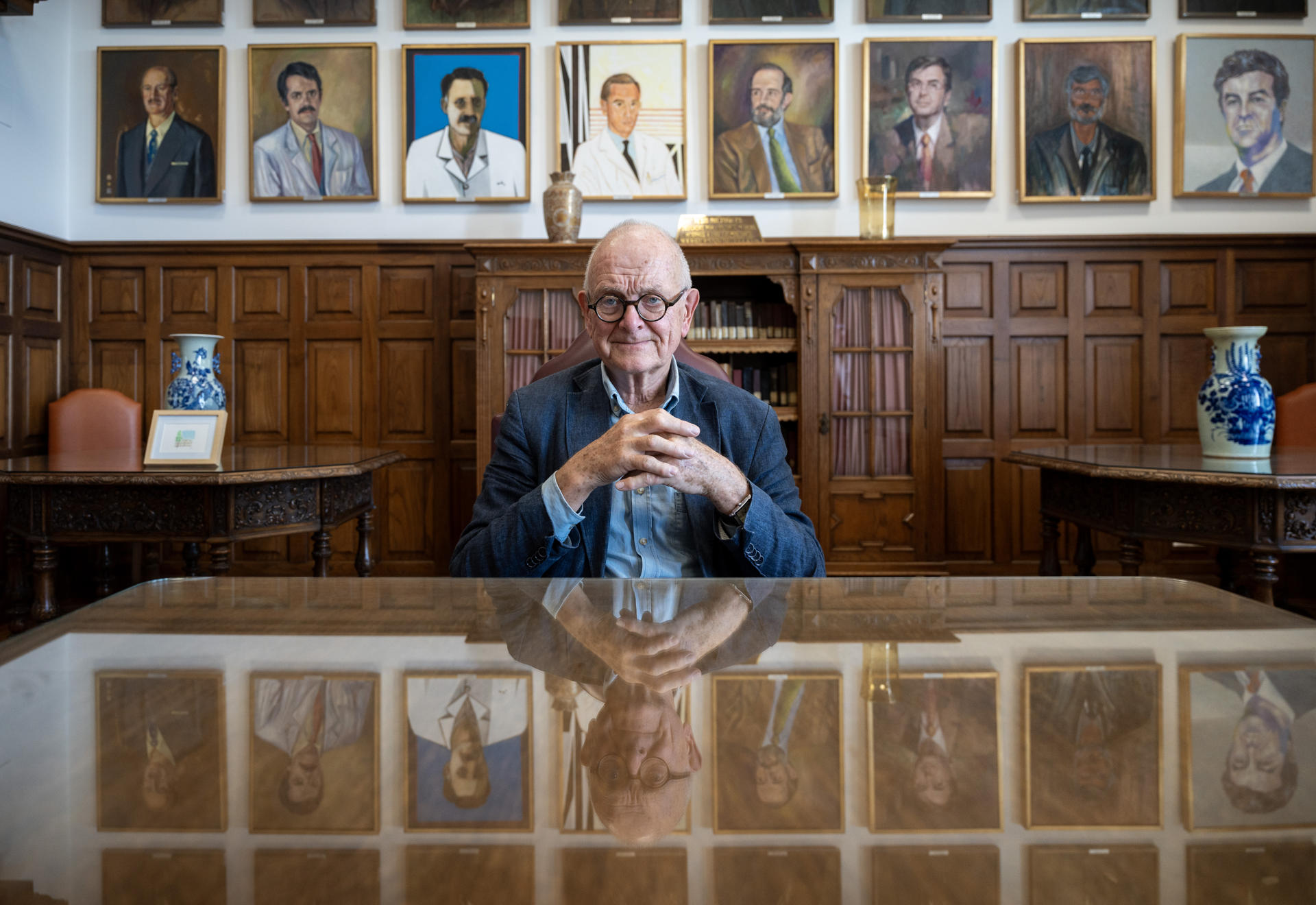 El neurocirujano inglés Henry Thomas Marsh en una visita al Hospital de Valdecilla de Santander donde este jueves impartió una conferencia sobre las historias de vida de los pacientes, basada en sus libros. Henry Marsh asegura que, a pesar de que haya gente que le deba su vida, solo recuerda sus fracasos laborales y no sus operaciones exitosas y considera que eso también puede ayudar a las generaciones futuras a ser médicos mejores. EFE/Román G. Aguilera
