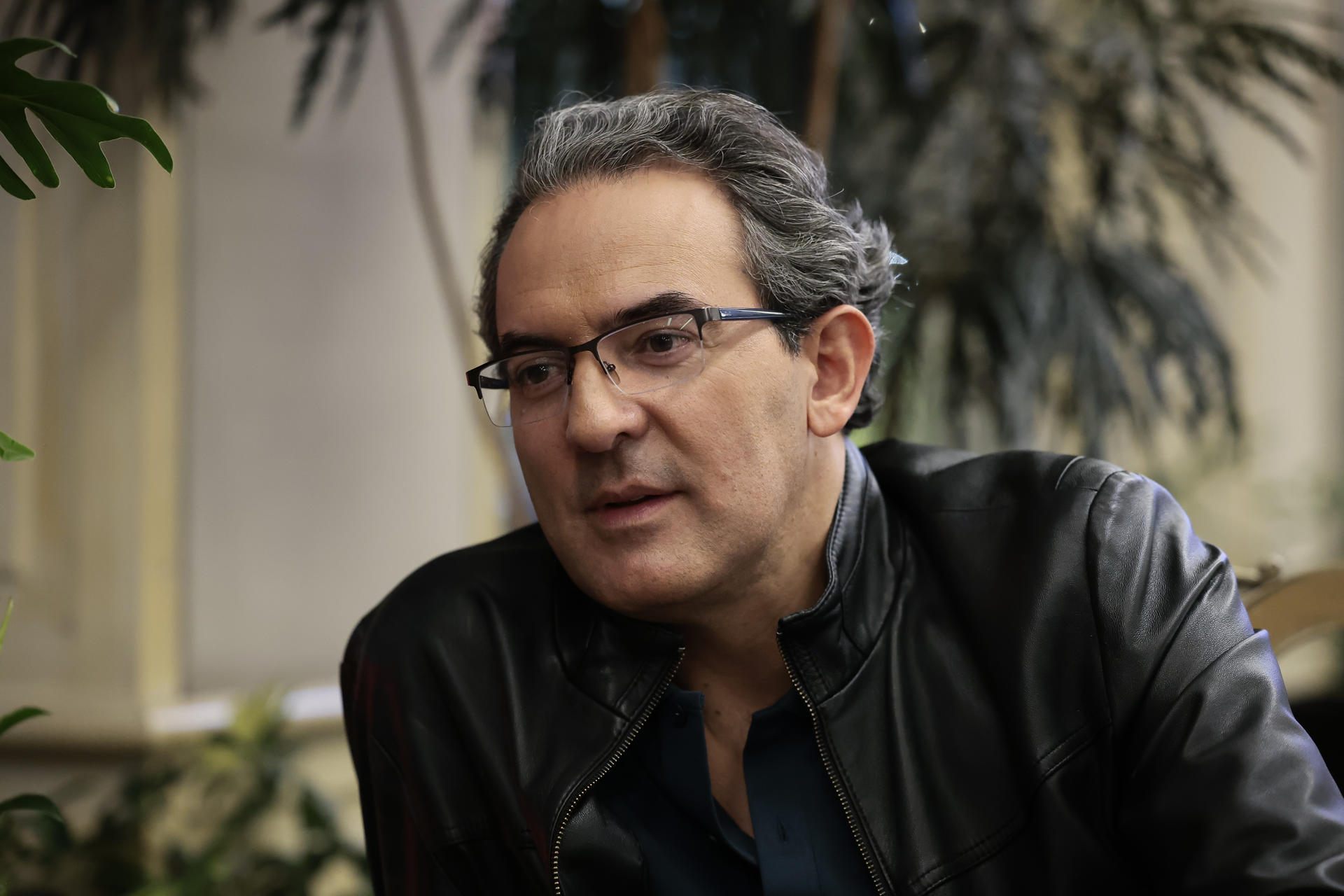 El escritor colombiano Juan Gabriel Vásquez, habla durante una entrevista con EFE este sábado, en la Ciudad de México (México). EFE/José Méndez