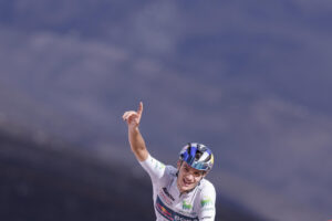 El ciclista italiano Giulio Pellizzari, del equipo Red Bull-BORA-hansgrohe, se proclama vencedor de la etapa 17 de la Vuelta Ciclista a España disputada este miércoles entre O Barco de Valdeorras (Ourense) y Alto de El Morredero (EL Bierzo-León), de 143,2km de recorrido. EFE/ Javier Lizón