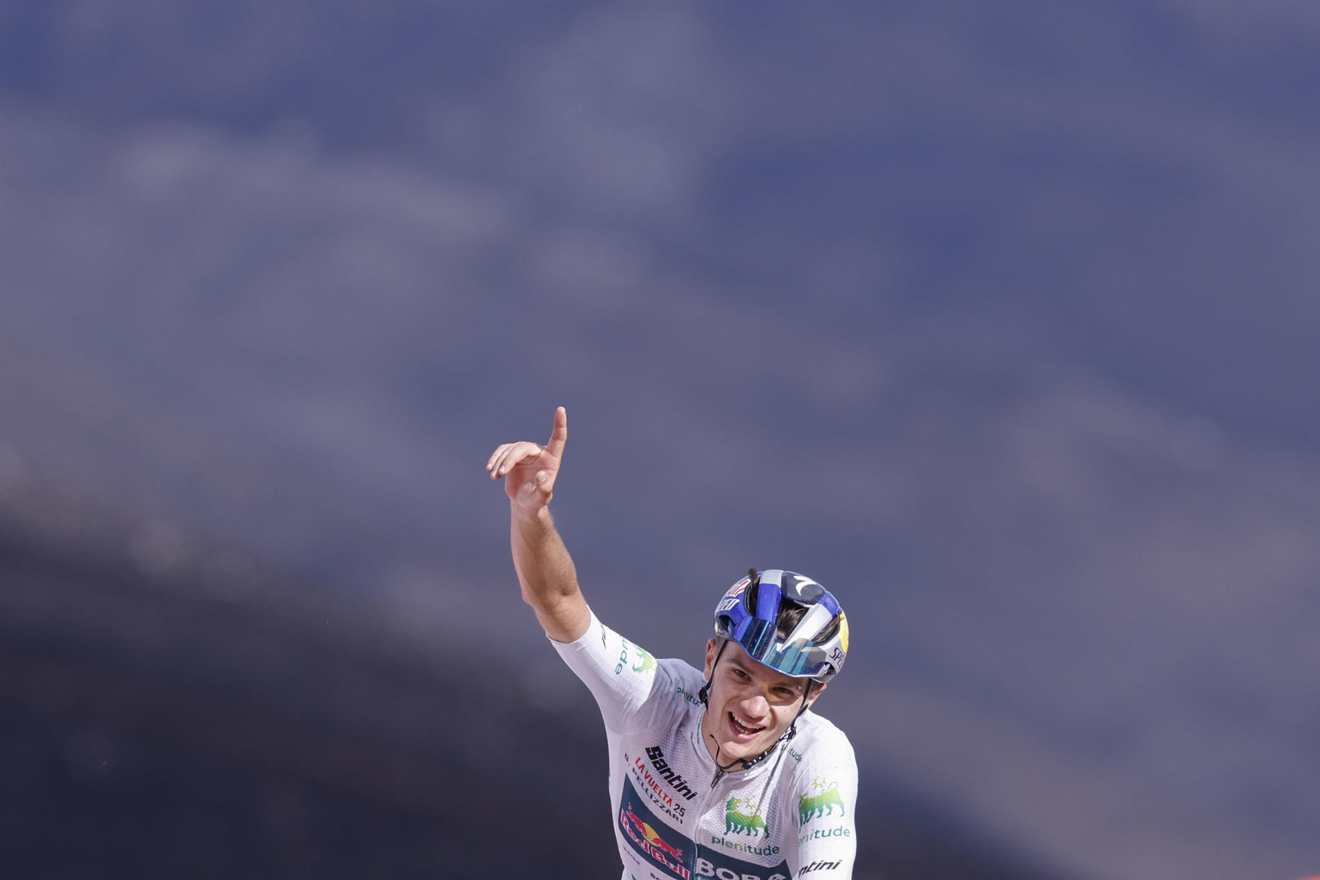 El ciclista italiano Giulio Pellizzari, del equipo Red Bull-BORA-hansgrohe, se proclama vencedor de la etapa 17 de la Vuelta Ciclista a España disputada este miércoles entre O Barco de Valdeorras (Ourense) y Alto de El Morredero (EL Bierzo-León), de 143,2km de recorrido. EFE/ Javier Lizón

