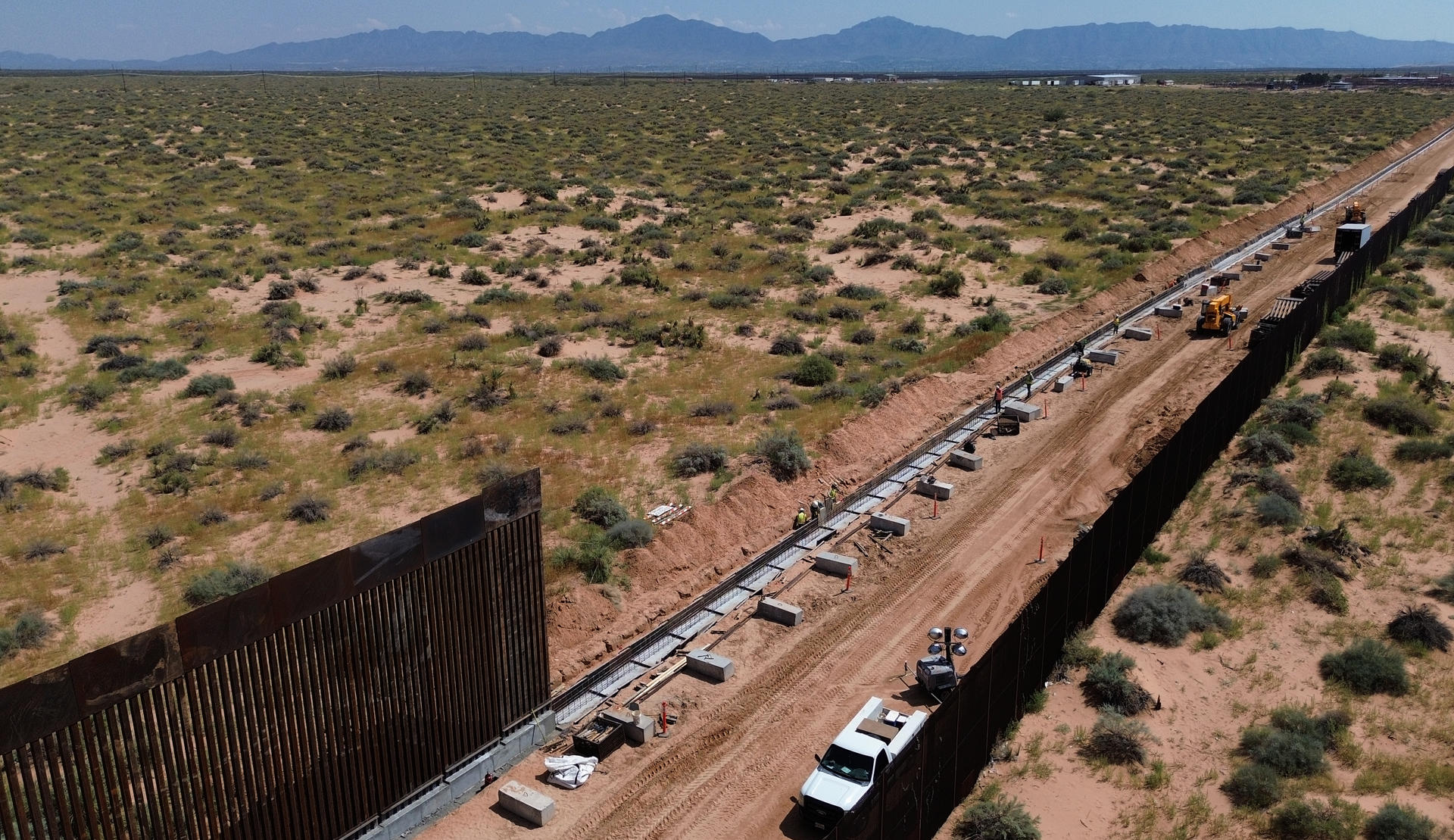 Trabajadores estadounidenses laboran instalando una valla metálica este sábado, en la frontera de Ciudad Juárez en el estado de Chihuahua (México). EFE/ Luis Torres
