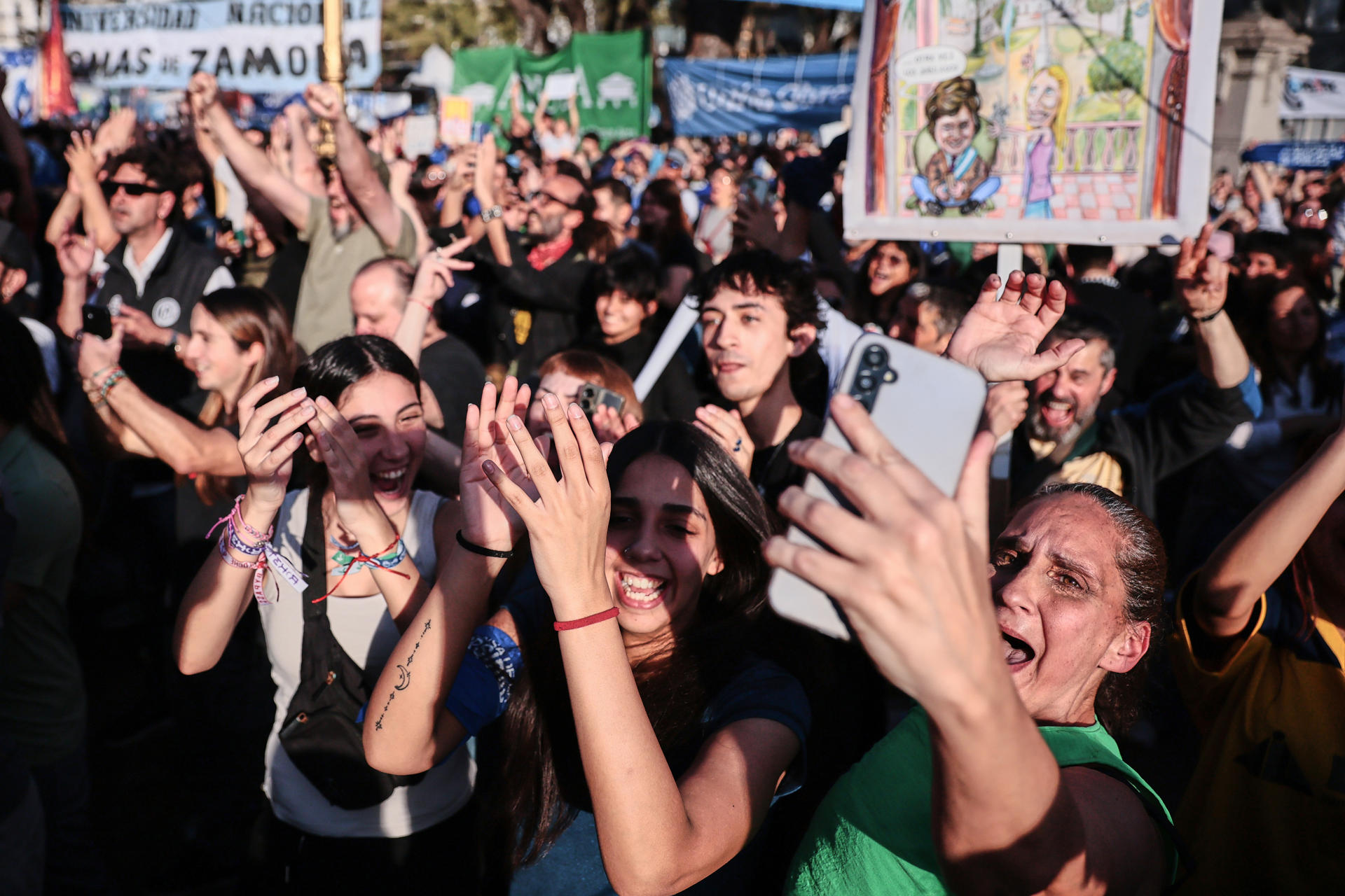 Personas festejan la anulación de los vetos presidenciales a la emergencia pediátrica y al financiamiento universitario este miércoles, en la Plaza del congreso en Buenos Aires (Argentina). EFE/ STR

