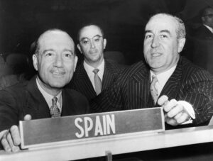 Juan Sebastián de Erice, embajador de España en la ONU, y Jose María de Areilza (dcha), embajador en EEUU, ocupan el escaño de la delegación española en la Asamblea General de la ONU, en diciembre de 1955.