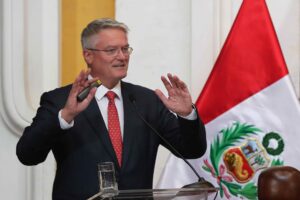 El secretario general de la Organización para la Cooperación y el Desarrollo Económicos (OCDE), Mathias Cormann, habla durante la presentación del informe económico de la OCDE este lunes, en Lima (Perú). EFE/ Paolo Aguilar