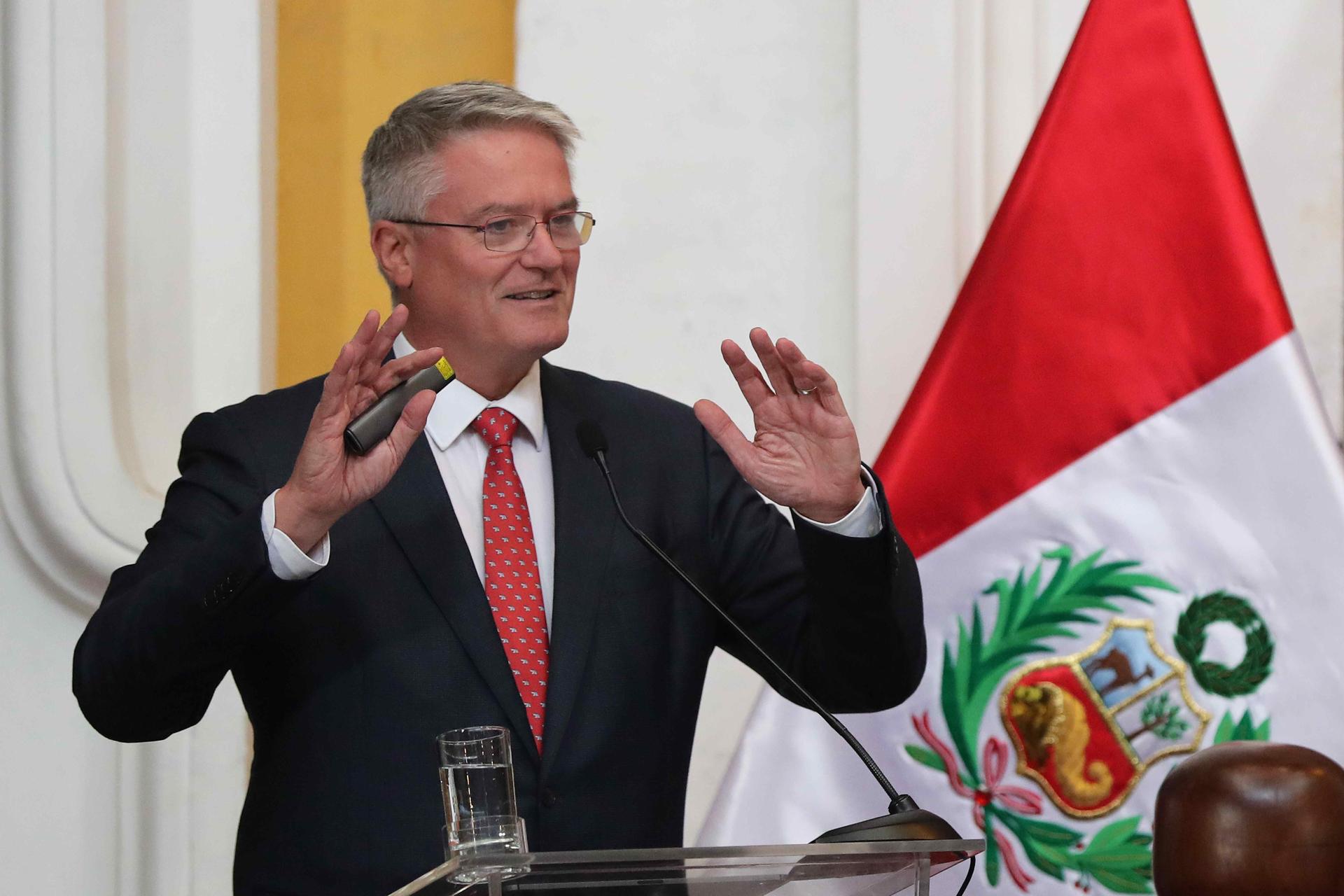 El secretario general de la Organización para la Cooperación y el Desarrollo Económicos (OCDE), Mathias Cormann, habla durante la presentación del informe económico de la OCDE este lunes, en Lima (Perú). EFE/ Paolo Aguilar