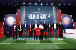 Presentación de Sonia Bermúdez (c-d) como nueva entrenadora de la selección absoluta femenina en sustitución de Montse Tomé, su staff, y los seleccionadores de las categorías inferires, este miércoles en Las Rozas. EFE/ Rodrigo Jimenez