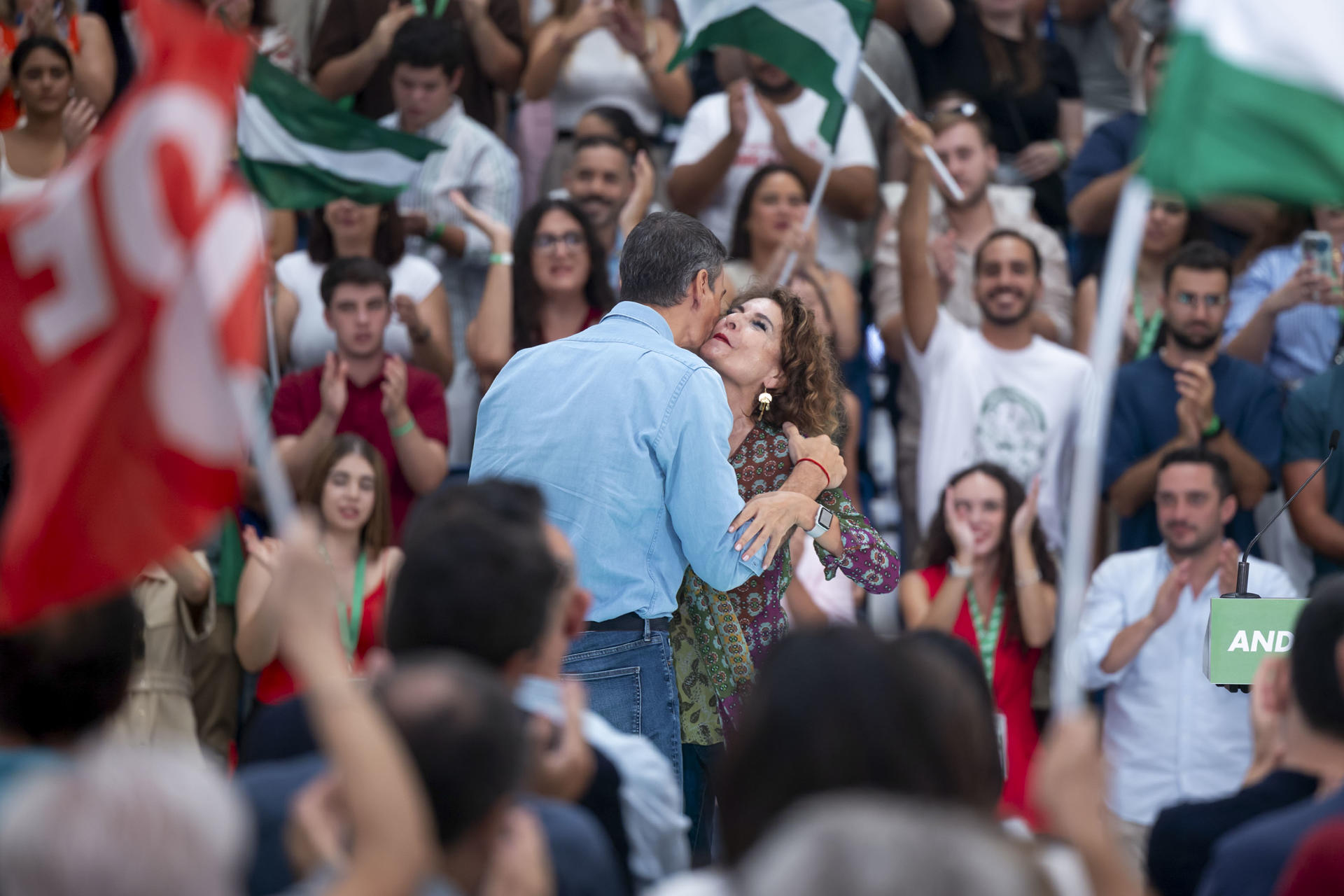 El secretario general del PSOE y presidente del Gobierno de España, Pedro Sánchez (i) junto a la secretaria general del PSOE-A y candidata socialista a la Junta de Andalucía, María Jesús Montero (d), asisten a un acto del partido socialista con militantes. EFE/Daniel Pérez