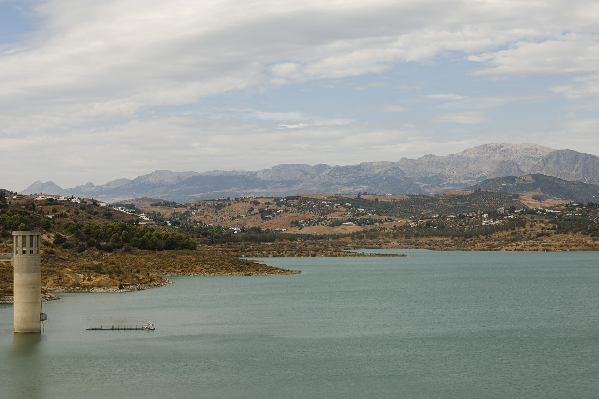 Imagen del embalse de la Viñuela en el municipio de Vélez-Málaga (Málaga). Andalucía perderá este verano casi una cuarta parte de sus reservas de agua en los embalses de la comunidad, que iniciaron la época estival al 57,5 por ciento de su capacidad tras las importantes lluvias de otoño y primavera, y ahora lo terminarán alrededor del 45 por ciento, con unos 1.600 hm3 menos. EFE/Jorge Zapata
