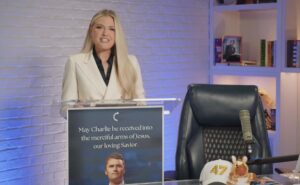 Captura de video cedida por la organización sin ánimo de lucro Turning Point USA en la que aparece Erika Kirk, esposa del activista ultraconservador asesinado, Charli Kirk, durante una alocución, en Phoenix (AZ, EE.UU.). EFE/Turning Point Usa