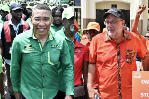 Combo de fotografías de archivo del primer ministro de Jamaica, Andrew Holness (i), y del líder de la oposición, Mark Golding (d). EFE/ Rudolph Brown