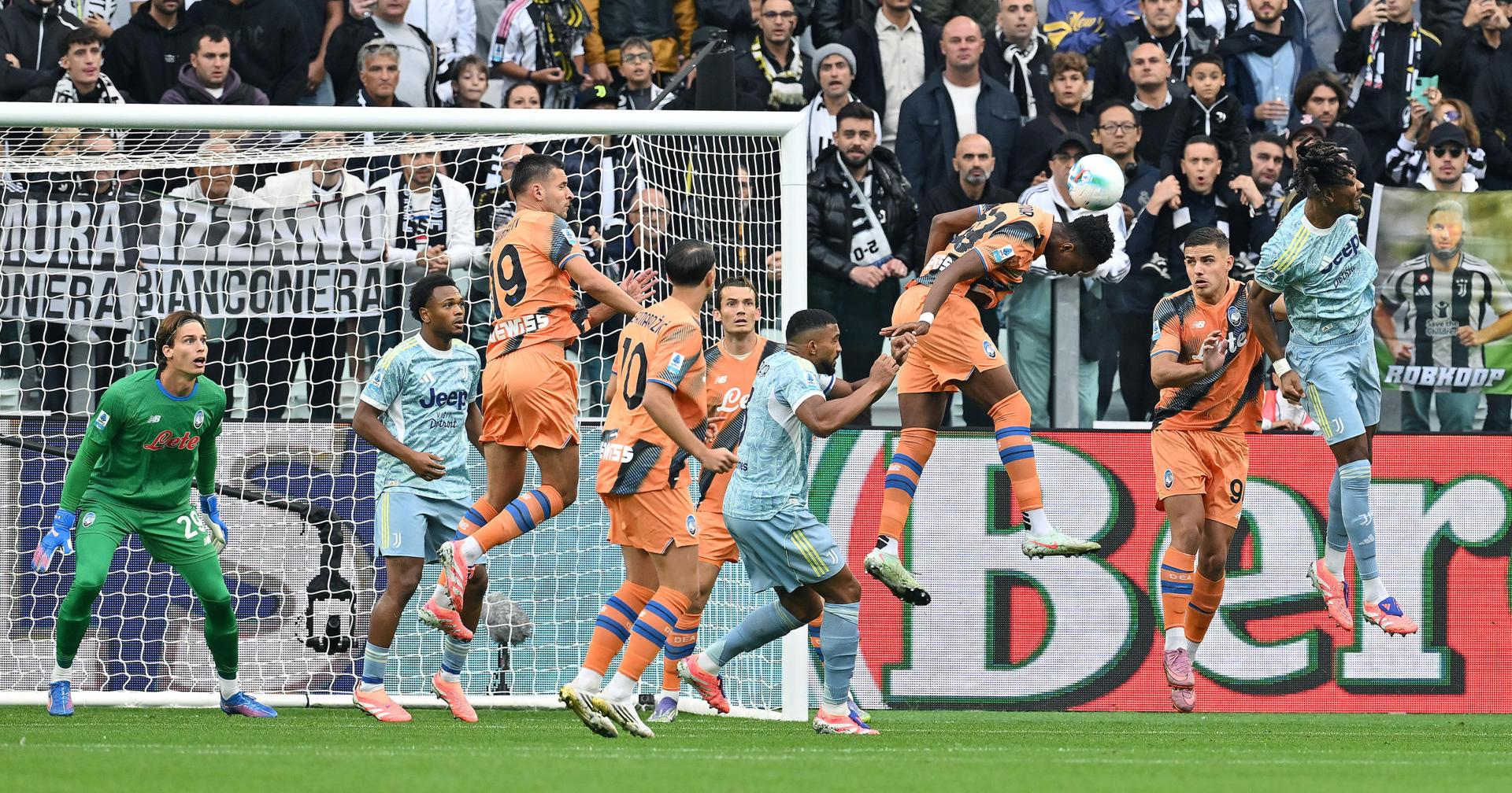 El jugador del Atalanta Odition Kossonou en acción durante el partido de la Serie A que han jugado Juventus FC y Atalanta BC, en Turín, Italia. EFE/EPA/Alessandro Di Marco