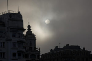 En la imagen de archivo, el sol sale entre los edificios del barrio de Gros de San Sebastián envuelto en una densa niebla. EFE/Juan Herrero