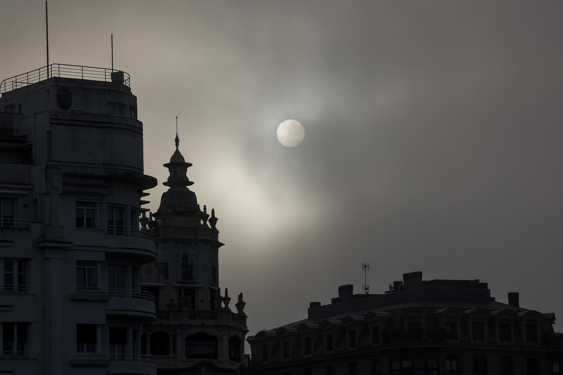En la imagen de archivo, el sol sale entre los edificios del barrio de Gros de San Sebastián envuelto en una densa niebla. EFE/Juan Herrero