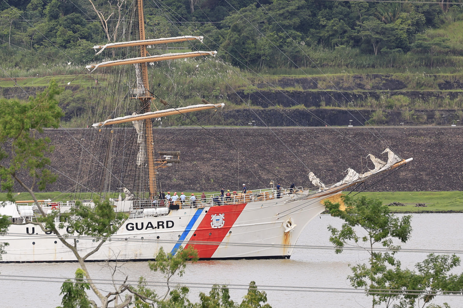 El Buque escuela de la Guardia Costera de EEUU, 'Eagle', navega por el Canal de Panamá este sábado, en Ciudad de Panamá (Panamá). EFE/ Bienvenido Velasco