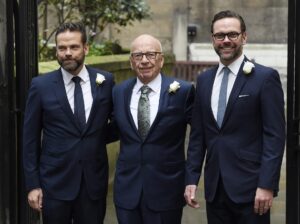 El magnate de los medios estadounidense de origen australiano Rupert Murdoch (c) posa con sus hijos Lachlan (i) y James (d), en una fotografía de archivo. EFE/FACUNDO ARRIZABALAGA