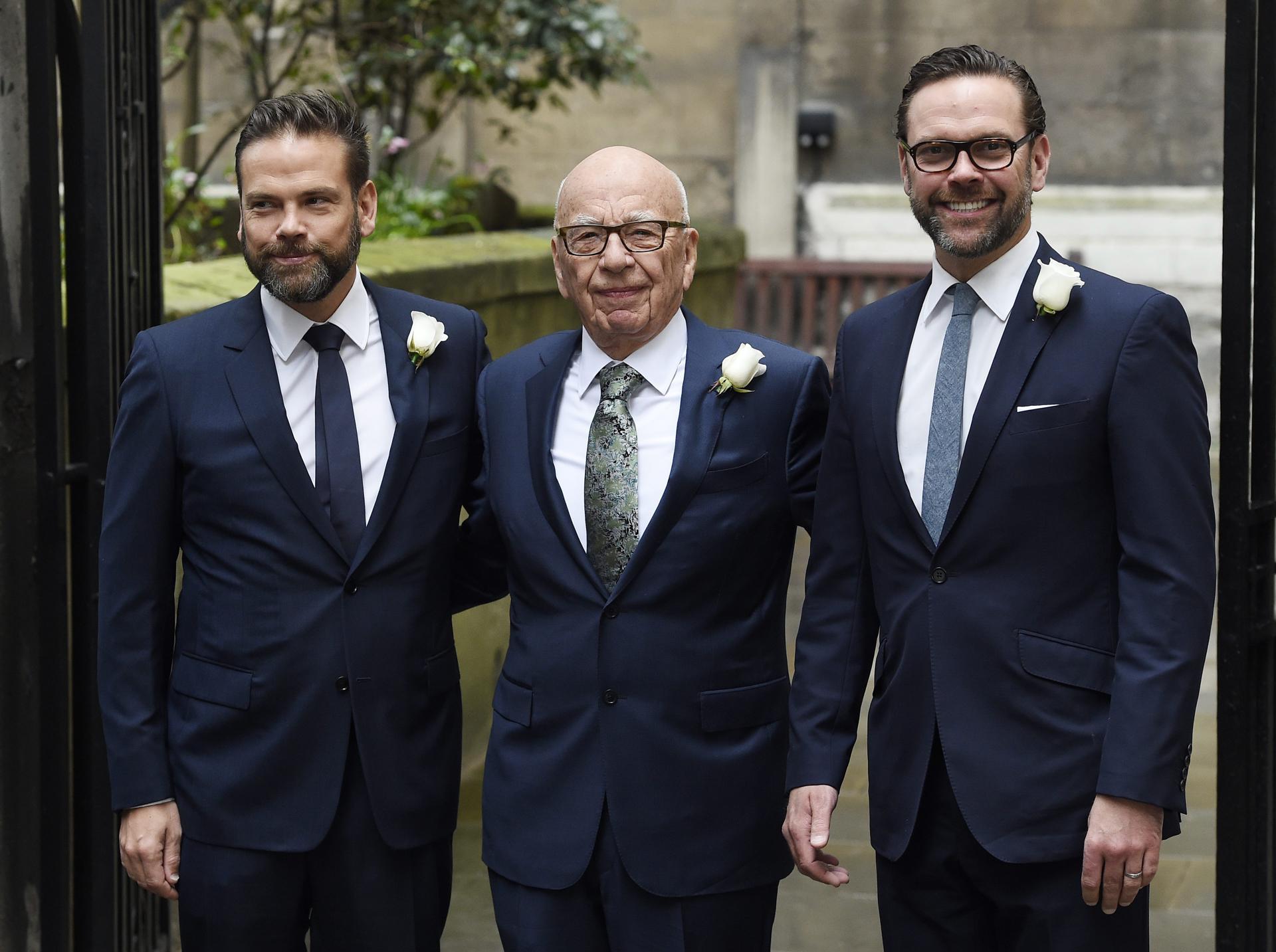 El magnate de los medios estadounidense de origen australiano Rupert Murdoch (c) posa con sus hijos Lachlan (i) y James (d), en una fotografía de archivo. EFE/FACUNDO ARRIZABALAGA